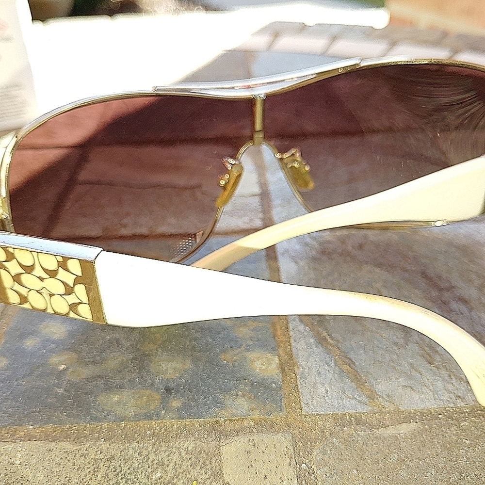 COACH SUNGLASSES AND CLAM SHELL CASE - Picture 5 of 14